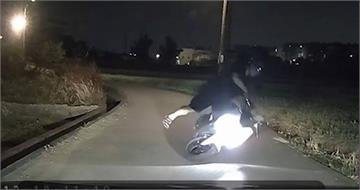 夜半青埔驚魂！機車自摔後竟怒罵駕駛　疑「喝茫」成網友焦點