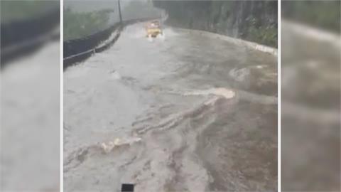 中颱「梅花」步步逼近中　烏來豪雨山路積水淹輪胎