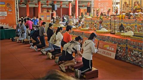 快新聞/天選之人!狂擲12聖杯抱回16萬8888元 小妹妹曝「這樣用」