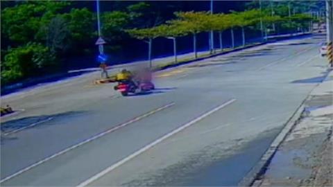 重機猛撞左轉電動代步車! 苗栗8旬婦噴飛亡