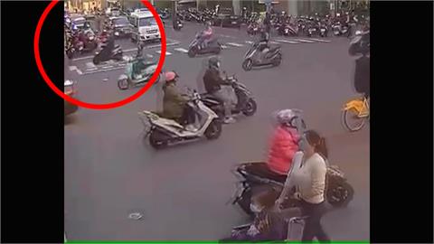 待轉區當停車格！　高雄騎士誤停買便當　用路人看傻眼