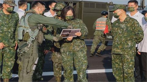總統府秀F16攔截中軍轟6照片　展現空軍捍衛台灣戰力