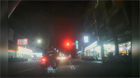 超車互不讓還逼車險釀相撞　騎士紅燈下車互毆拿安全帽猛砸