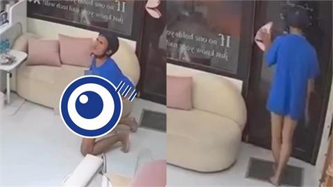 光屁俠「單手握」闖美甲店！跪地開擼「30秒完事」女客赤腳踩到了