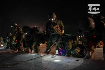 快新聞／漢光夜訓登場！空軍模擬跑道毀損　限時搶修力拚戰力恢復