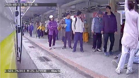 基隆人瑞公車站暈倒OHCA　休假消防火速CPR將人救回