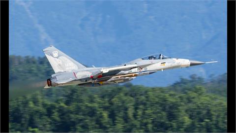 獨！／IDF掛載首枚空射型雄三　九鵬外海實彈炸射