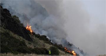 愛丁堡亞瑟王座爆野火　燒毀整片灌木叢