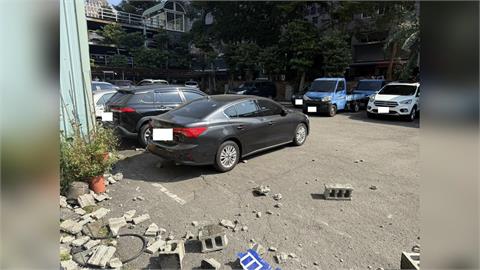 快新聞／宛如碰碰車！台中2車追撞「暴衝毀圍牆」釀3傷　石塊噴飛波及1行人