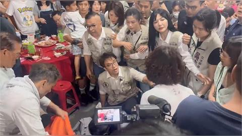 快新聞／拜票行程出意外！1阿嬤突暈到在地　沈伯洋蹲下關心查看