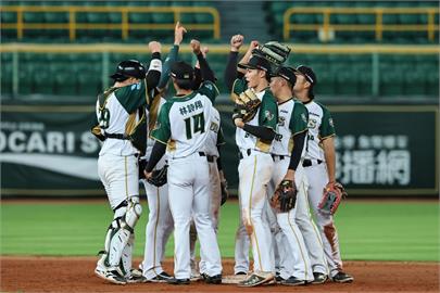 中職(影)／台鋼雄鷹狂敲14支安打！後勁好投7：3勝味全龍排名升至第4