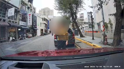 行車糾紛不滿"被插隊" 街頭男子持球棒砸車