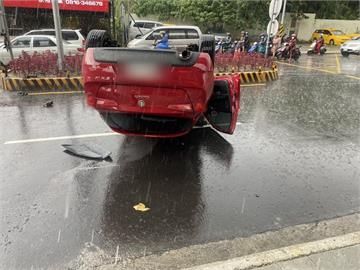 快新聞／疑天雨路滑　愛快羅密歐自撞分隔島「烏龜翻」橫躺路中央