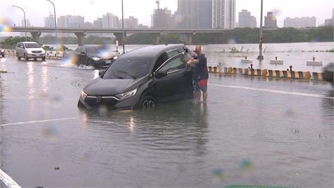 雙北陸續關水門 疏洪道淹水轎車卡水溝