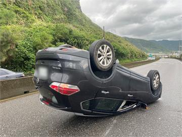 快新聞／台2線車禍！黑色休旅車疑天雨路滑自撞分隔島　翻覆畫面曝光