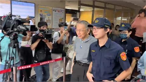 柯文哲交保後首出庭！見徐國城喊「打死不再當都委」揮手嘆「這5字」曝心聲