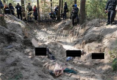 快新聞／殘忍！俄軍「行刑式槍決」烏克蘭鎮長1家3口　蒙眼屍體棄沙坑死狀慘