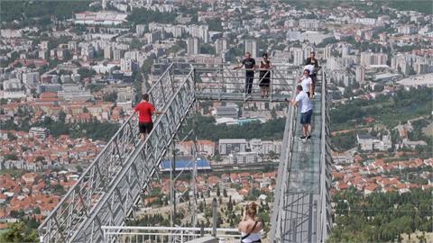 離地27公尺美景盡收眼底　波士尼亞「天空玻璃橋」吸引遊客駐足