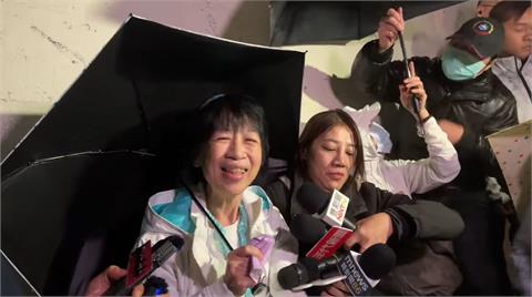 快新聞／冒雨在土城看守所外靜坐　陳佩琪曝帶平安龜：盼柯文哲平安歸來