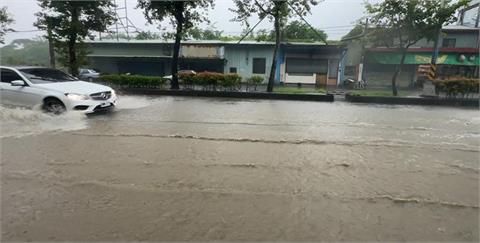暴雨轟炸一級警戒　南投名間「馬路秒變泥河」淹水