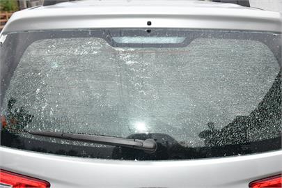 哈哈是我啦...他見愛車「玻璃碎裂」急報案！監視器曝光「凶手竟是自己」