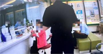 股市動盪！屏東夫妻豪領288萬「買黃金」避險　警防詐變護鈔
