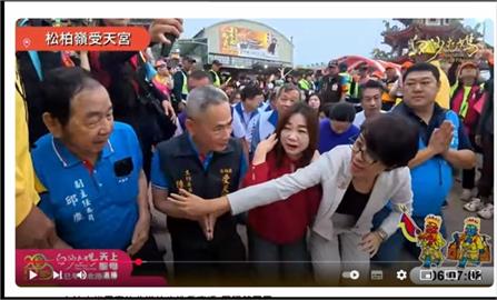 直播露餡？許淑華率藍委鑽轎腳　疑似伸手喬位跪首排