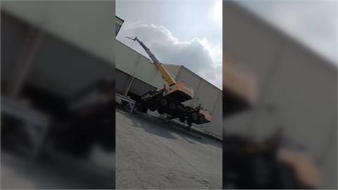 吊掛作業出差錯！　吊鉤大角度砸進駕駛座司機當場身亡