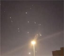 美軍卡達基地遭「伊朗12枚飛彈」襲擊　現場爆炸畫面曝光