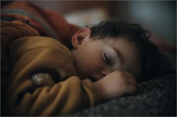 幼兒「睡不夠」傷神經發育！  醫：不同年齡層睡多久有「定數」