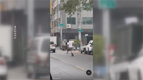 酒後起糾紛拿刀當街對峙 巡邏車經過嫌犯嚇跑