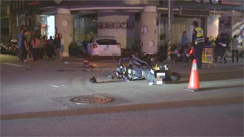 碰！路口機車轎車車禍轎車失控又撞騎樓8台機車