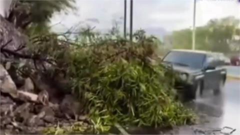 生死一瞬間！女記者豪雨直播一半竟遭失控車「當場撞飛」…驚悚瞬間曝光