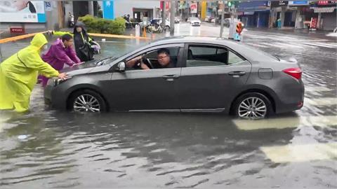 最新／8縣市豪大雨特報！台南永康一早淹成河　民眾合力推車脫困