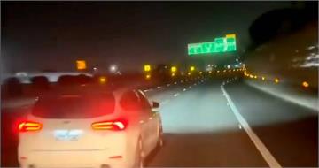 國道「逼車狂魔」白色轎車不滿遭閃燈 連續蛇行逼車急煞惡行全錄