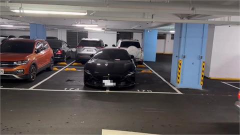 有錢就是任性！？千萬法拉利「一車停兩車位」　車主：有付兩個車位停車費
