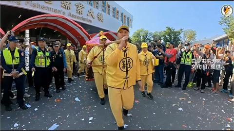 粉紅超跑白沙屯媽祖高雄遶境 信徒擠爆現場 等待鑽轎底