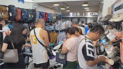 豪雨泡水撿便宜! 家具"最低一折"人潮多到要管制