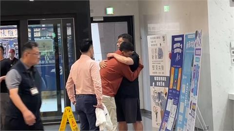 快新聞／畫面曝！罷免吳沛憶未成案　領銜人李孝亮抱志工痛哭
