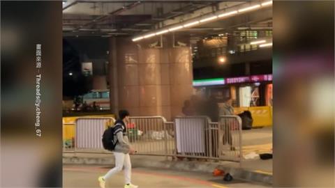 台中火車站遭街友占地鋪紙板　飄散異味有礙觀瞻