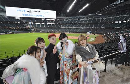 日本各地歡度成年禮　北九州市長「超時髦」裝扮現身