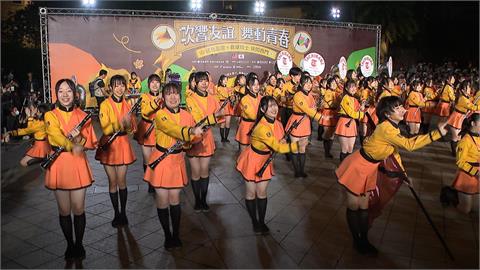 「橘色惡魔X翡翠騎士」首度台灣合體！　與莊敬高職樂儀旗隊西門町快閃