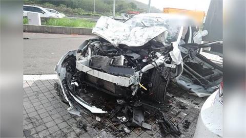 快新聞／又是楊梅休息站！青年男子疑輔助駕駛分心「連撞5車」　車頭全毀畫面曝光