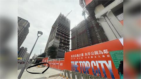 快新聞／鐵支架從天而降！上班族差點遭砸中　民眾怒氣之下做了「這」事