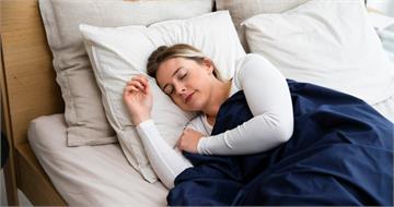 週末賴床、補眠不是偷懶！　醫師：大腦老化降23%