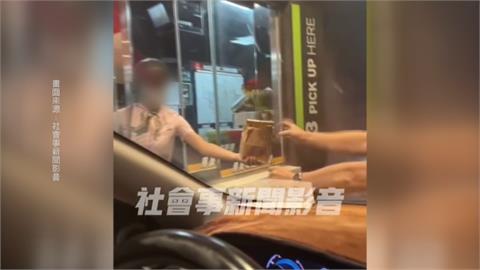 示愛玩很大！男趴車引擎蓋　口叼玫瑰送店員恐涉性騷擾
