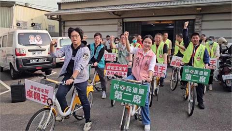 沈伯洋陪同卓佩于騎鐵馬掃街　占卜結果「可成為領袖帶領民眾」