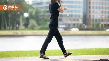 出國日走2萬步仍便秘！女嘆肚脹爆　醫揭關鍵原因