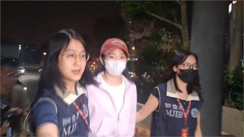 家寧一家4口變被告交保　妹提精品包現身、母差點跌倒