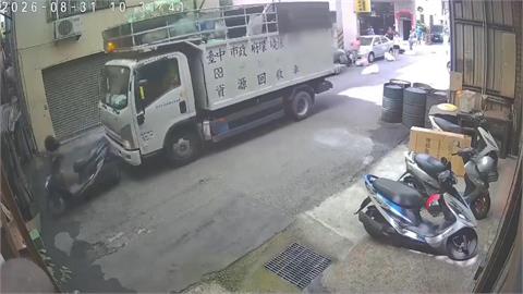 碰！疑未拉好手煞車 //回收車「自走砲」撞機車